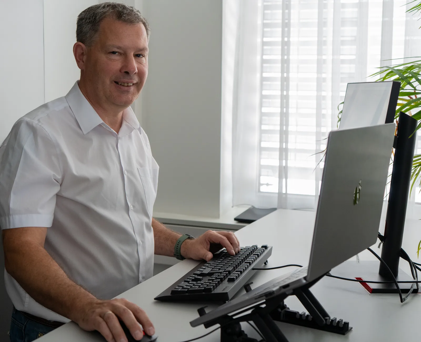 Andreas Preininger an seinem Schreibtisch