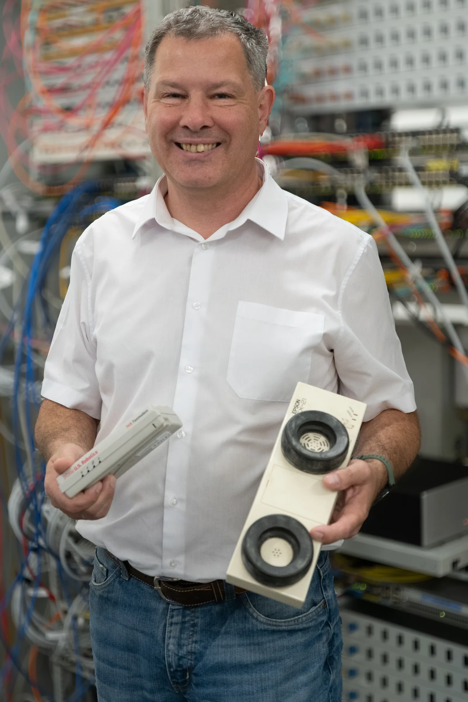 Andreas Preininger mit einem Akustikkoppler und Modem aus den 1980ern